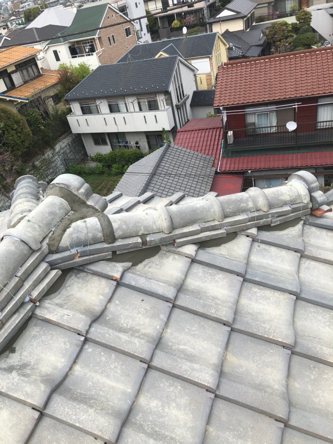 横浜市神奈川区にて屋根修理（瓦の漆喰補修・瓦の不陸調整・棟のラバーロック） 施工後写真